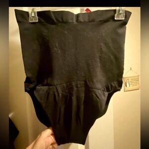 SHAPER PANTY by Empetua
High Waisted in Black XL, Non-Slip, NWT